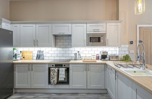 Rhyd-y-clafdy Apartment | Cosy apartment for 15 guests with WIFI, hot tub, terrace and pets allowed