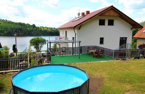 Zupanovice Apartment | Cosy apartment for 2 guests with WIFI, pool, TV, patio and pets allowed