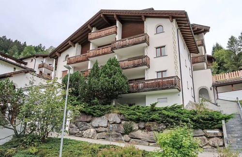 Grisons Apartment | Cosy apartment for 2 guests with pool, WIFI, TV, balcony, pets allowed and panoramic view
