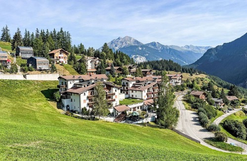 Grisons Apartment | Cosy apartment for 2 guests with pool, WIFI, TV, balcony, pets allowed and panoramic view