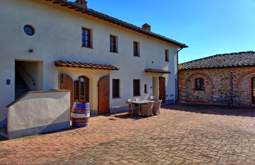Castelnuovo Berardenga Apartment | Cosy apartment for 2 guests with A/C, pool, TV, panoramic view and parking, close to Siena