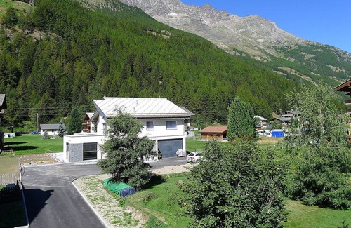 Saas-Balen Apartment | Cosy apartment for 4 people with WIFI, TV, balcony, pets allowed and parking