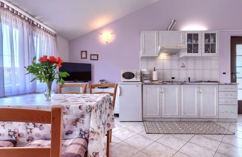 Valdebek Apartment | Cosy apartment for 4 guests with WIFI, A/C, TV, terrace and pets allowed