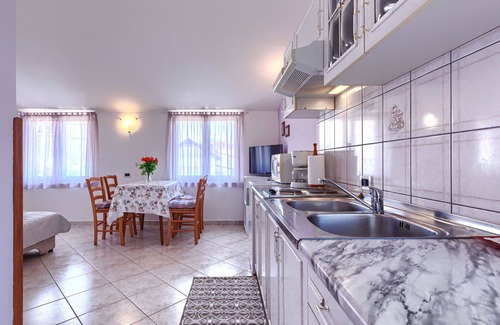 Valdebek Apartment | Cosy apartment for 4 guests with WIFI, A/C, TV, terrace and pets allowed