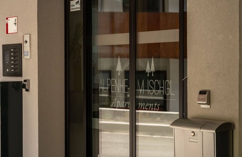 Ischgl Apartment | Cosy apartment for 5 people with WIFI, TV, balcony, pets allowed and parking