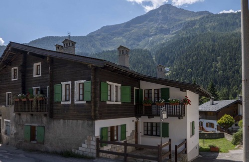 Macugnaga Apartment | Cosy apartment for 6 guests with TV, balcony, pets allowed and panoramic view