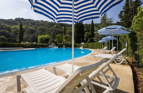 Strunjan Apartment | Cosy apartment for 6 people with A/C, WIFI, pool, TV, terrace, pets allowed and panoramic view