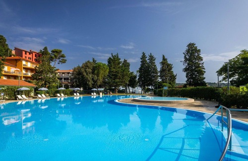Strunjan Apartment | Cosy apartment for 6 people with A/C, WIFI, pool, TV, terrace, pets allowed and panoramic view