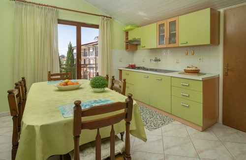 Labinci Apartment | Cosy apartment for 6 people with pool, WIFI, A/C, TV and terrace