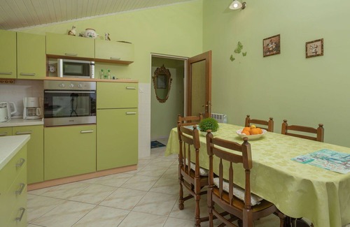 Labinci Apartment | Cosy apartment for 6 people with pool, WIFI, A/C, TV and terrace