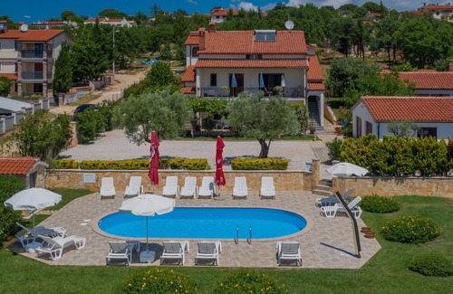 Labinci Apartment | Cosy apartment for 6 people with pool, WIFI, A/C, TV and terrace