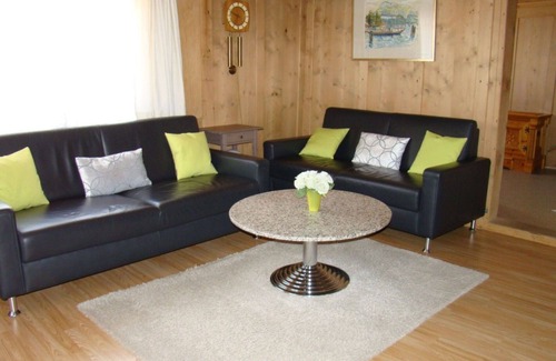 Sedrun Apartment | Cosy apartment for 7 people with TV, balcony and parking