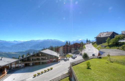 Ayent Apartment | Cosy apartment for 8 people with hot tub, TV and balcony