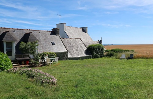 Plozevet Villa | Cosy apartment in villa for 3 guests with WIFI