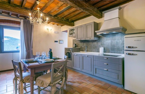 Castagneto Carducci Villa | Cosy apartment in villa for 4 guests with pool, WIFI, A/C, TV, patio and pets allowed
