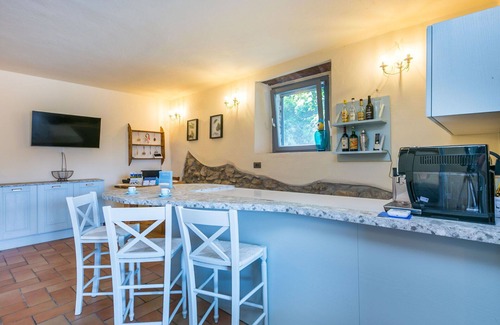 Castagneto Carducci Villa | Cosy apartment in villa for 4 guests with pool, WIFI, A/C, TV, patio and pets allowed