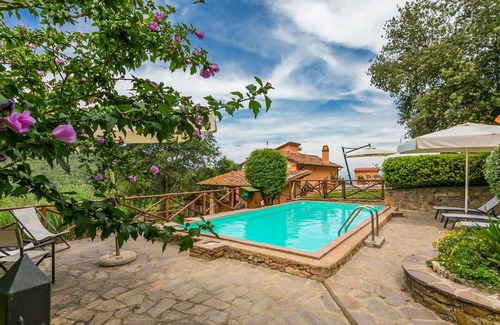 Castagneto Carducci Villa | Cosy apartment in villa for 4 guests with pool, WIFI, A/C, TV, patio and pets allowed