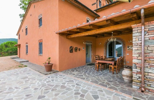 Castagneto Carducci Villa | Cosy apartment in villa for 4 guests with pool, WIFI, A/C, TV, patio and pets allowed