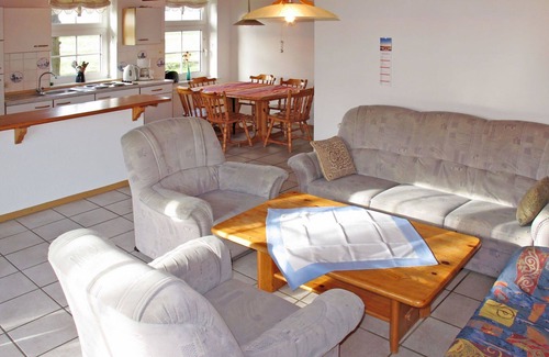 Bunde House | Cosy apartment in villa for 14 people with WIFI, TV, terrace and pets allowed