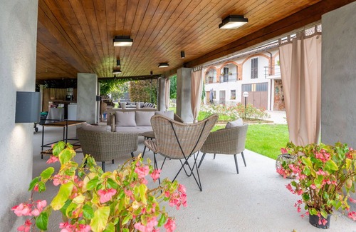 Castell'Alfero Apartment | Cosy apartment for 4 people with pool, WIFI, TV, patio and pets allowed