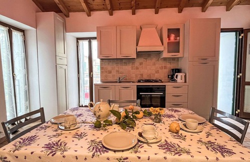 Valloria House | Cosy apartment in villa for 4 people with WIFI, TV, patio and pets allowed