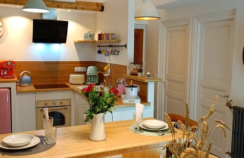 Quartier du chateau Apartment | Cosy apartment with whirlpool bath in bedroom and catamaran net