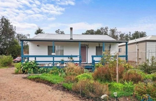 Golden Beach House | Cosy beach cottage! 800m to Golden beach, perfect for couples or families