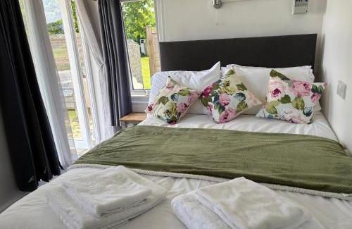 Kingsbridge Ski Chalet | Cosy Cabin for Two with Lovely Countryside Views, Near Kingsbridge