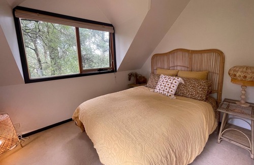 Sassafras Cottage | Cosy cottage in Sassafras w/ spa bath, fireplace, record player & forest views