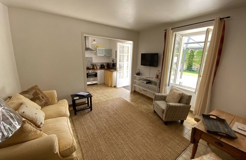 Ruffec Cottage | Cosy cottage overlooking garden and woodland, within 10 mins walk of town centre