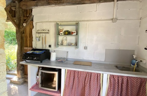 Ruffec Cottage | Cosy cottage overlooking garden and woodland, within 10 mins walk of town centre