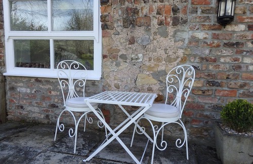 Staveley Cottage | Cosy Cottage With Exposed Beams, Private Garden And Countryside Views