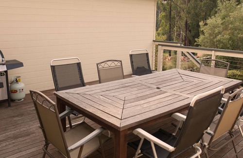 Marysville House | Cosy country cottage, sleeps 8, minutes to town, wood heater.