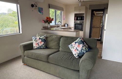 Te Pahu House | Cosy Country Cottage Private with views