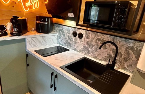 Eslettes Ski Chalet | Cosy escape in a small chalet 🏠 with outdoor jacuzzi!