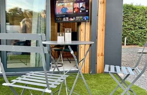 Eslettes Ski Chalet | Cosy escape in a small chalet 🏠 with outdoor jacuzzi!