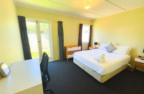 Springfield House | Cosy family home with a sunny deck