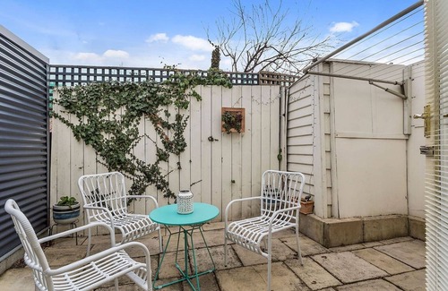 Glebe Cottage | Cosy Glebe Cottage Stroll to Central Hobart