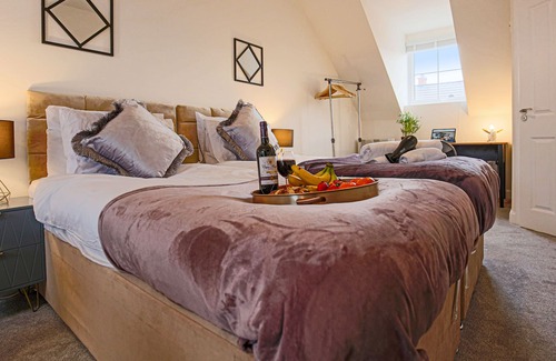 Buckingham House | ⭐️ Cosy House with Pool Table, Parking & Smart TV ⭐️