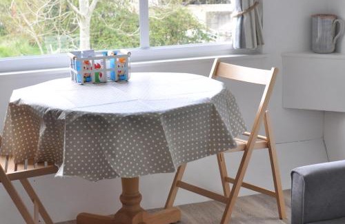 Shaftesbury House | Cosy Rural Lodge at Goldhill Glamping - Sleeps 4