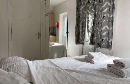 Bruce Grove House | Cosy Studio room with your own Garden in a House