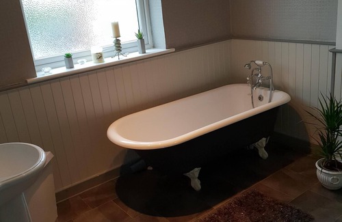 Hoylake House | Cosy& stylish 2 bed home near beach, pubs , railway station& golf course.