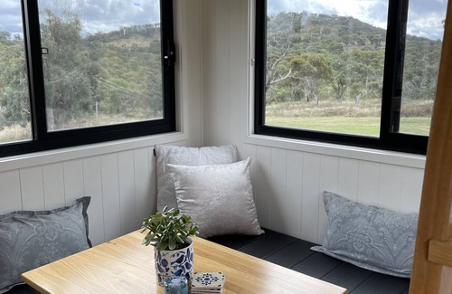 Hume Cabin | Cosy Tiny house offering country privacy with city convenience.