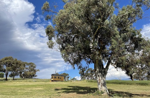 Hume Cabin | Cosy Tiny house offering country privacy with city convenience.