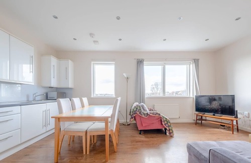 Abbey Apartment | Cosy Top Floor 2BD Flat - South Wimbledon