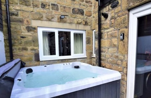 Ilkley Cabin | Cosy Town Centre Cottage Sleeping 8 Dog friendly