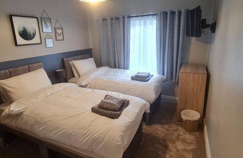 Ilkley Cabin | Cosy Town Centre Cottage Sleeping 8 Dog friendly