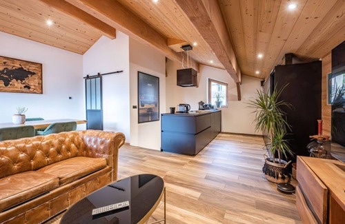 Huez-en-Oisans Apartment | Cosy triplex Huez village 20m from lifts