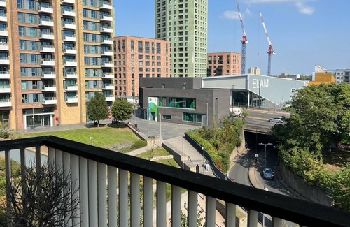 Bromley South Apartment | Cosy Urban Retreat in Bow - A stones throw from Bromley-By-Bow station!