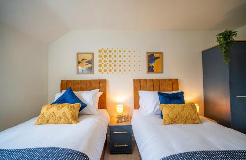 Cirencester House | Cotswolds, Beautiful 5 bed 3 bath house, lovely garden, free parking